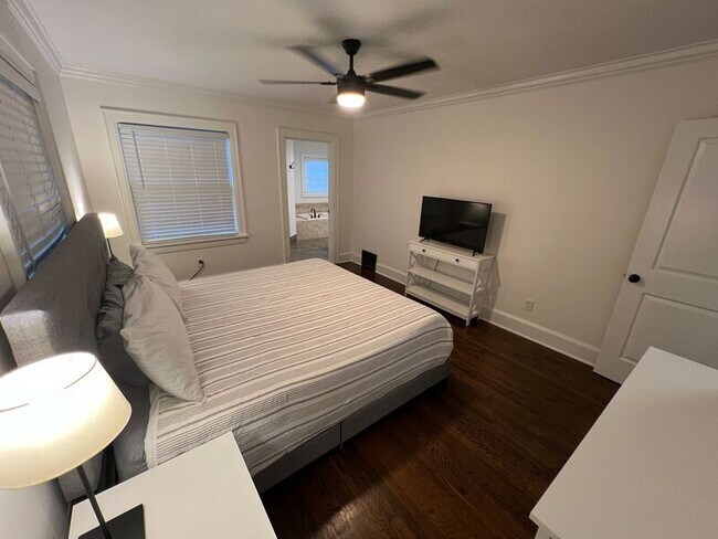 Building Photo - 616 W 63rd St