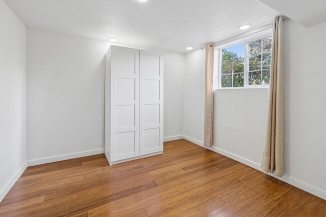 Building Photo - Bright Cozy Home w/ Deck & Yard Near Des M...