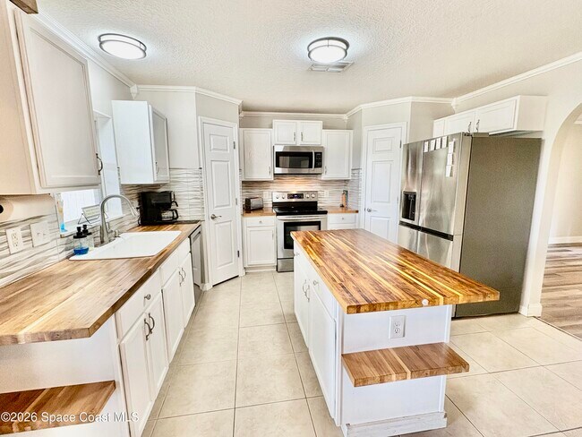 Building Photo - 2015 Canopy Dr