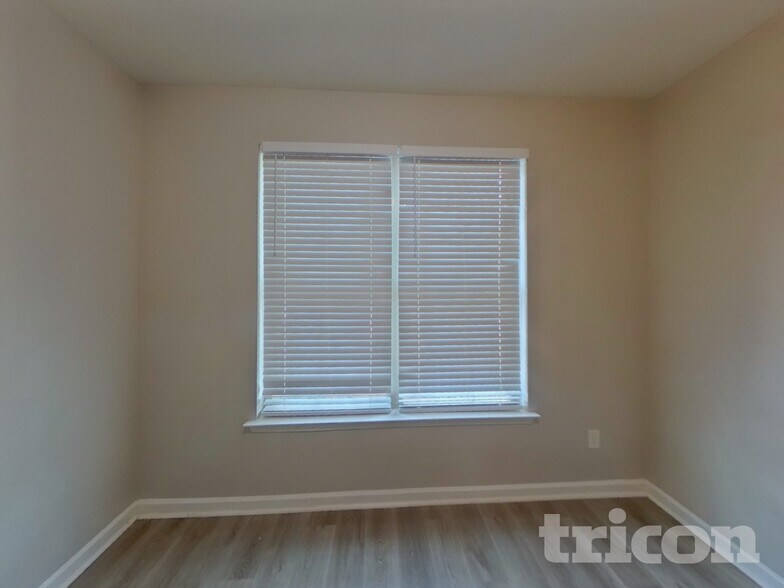 Building Photo - 528 Tulip Ln