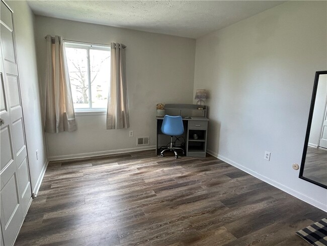 Building Photo - 894 Eastbrooke Ln