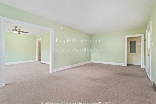 Building Photo - Charming Three Bedroom Home in Hazelwood!