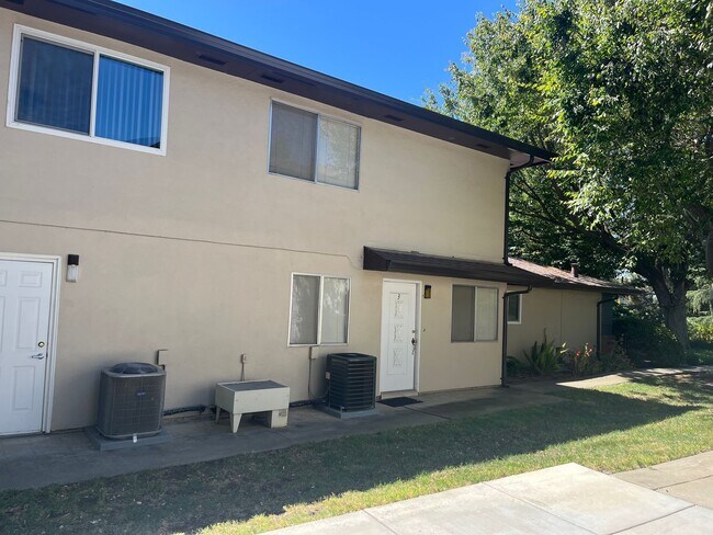 Building Photo - 1703 Donner Ave