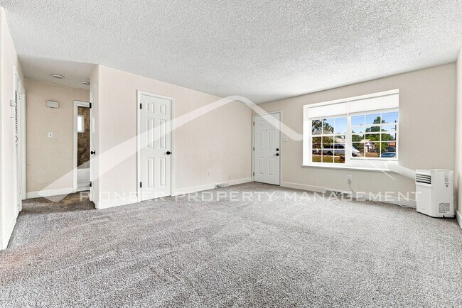 Building Photo - Charming 1/2 Duplex on Quiet Cul-De-Sac with Fenced Yard