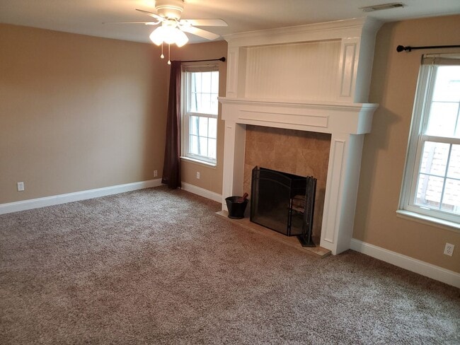 Building Photo - Huntington Condominiums upstairs, beautiful 2 br, 2 bth, wood burning fireplace