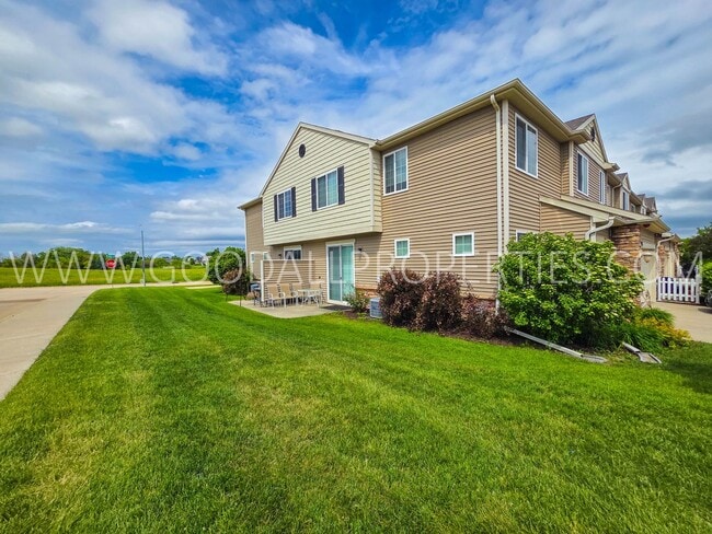 Building Photo - 3BR End-Unit Townhome in West Des Moines | Waukee Schools