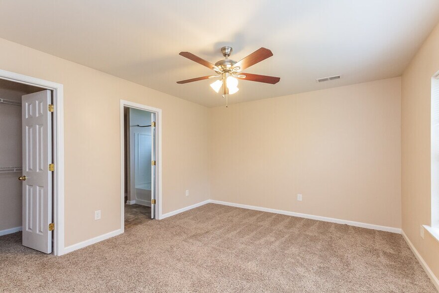 Building Photo - 2909 Deep Cove Dr NW
