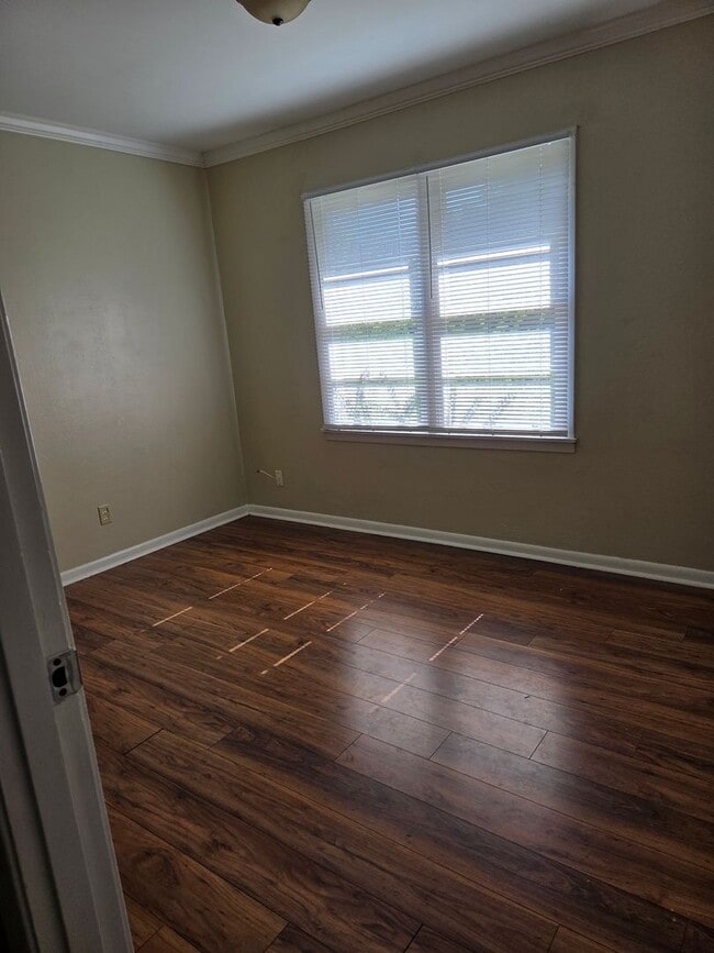Building Photo - Lovely 3 Bedroom Home with Large Fenced in...