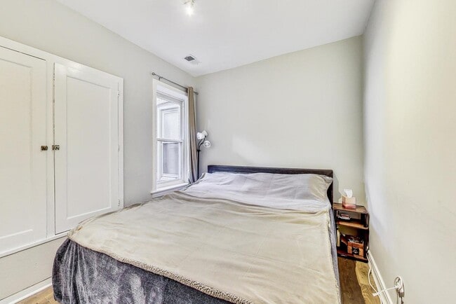 Building Photo - 2541 N California Ave