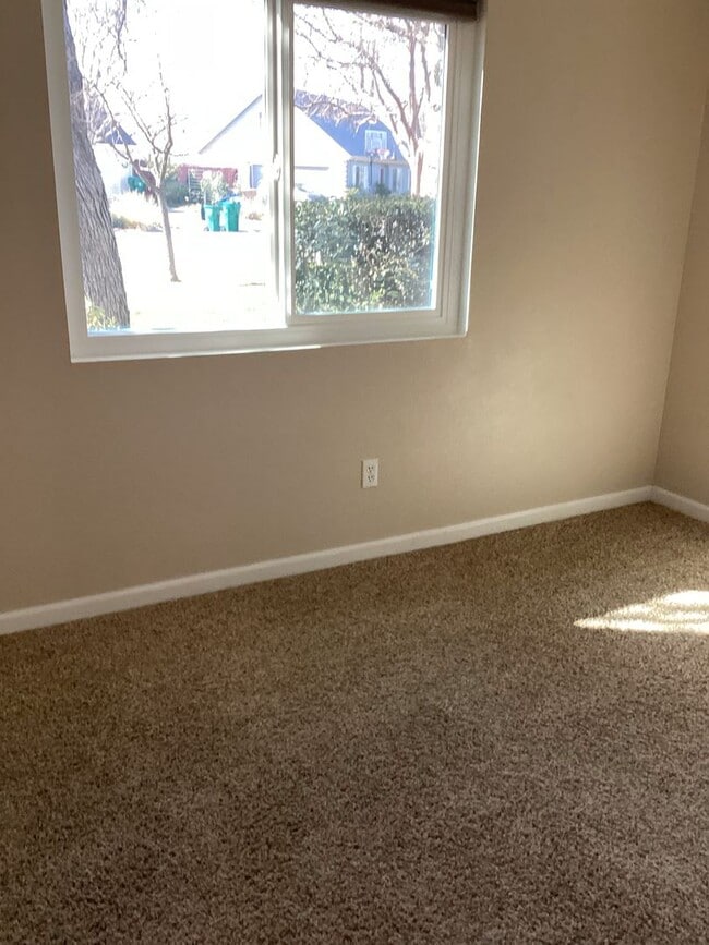 Building Photo - Newly renovated home, close to East ave shopping