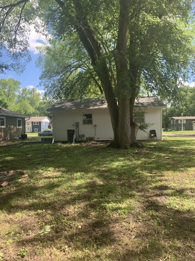 Building Photo - 513 W Clark St