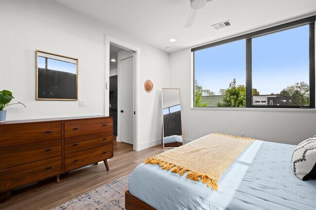 Building Photo - 3406 E 17th St