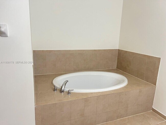 Building Photo - 191 SE 35 Ave