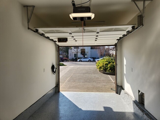 Building Photo - Meticulously renovated 2 bedroom duplex home in central San Mateo