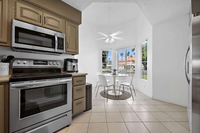Building Photo - 699 Vista Lago Cir N