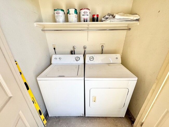 Building Photo - BEAUTIFUL 1 BEDROOM CONDO!
