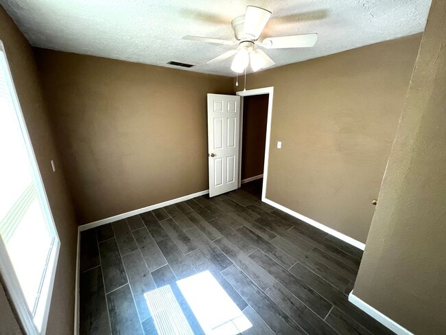 Building Photo - 2036 S Roosevelt Rd 6