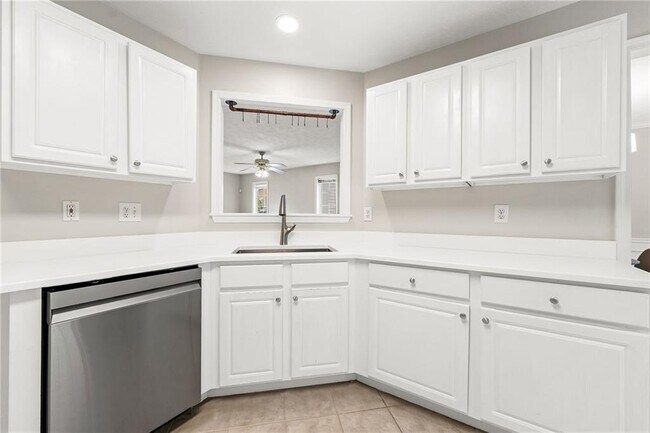 Building Photo - 370 Manor Glen Dr