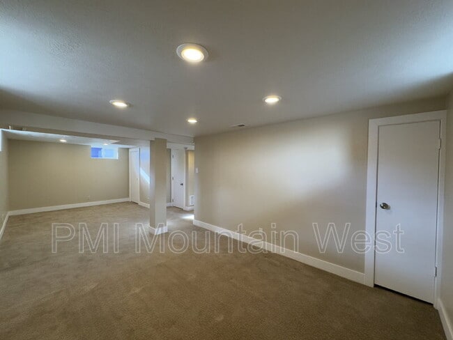 Building Photo - 1878 E Stratford Ave