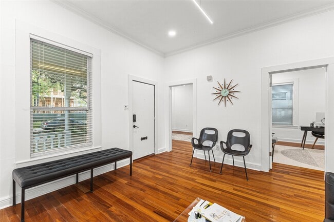 Building Photo - 315 W 9th St