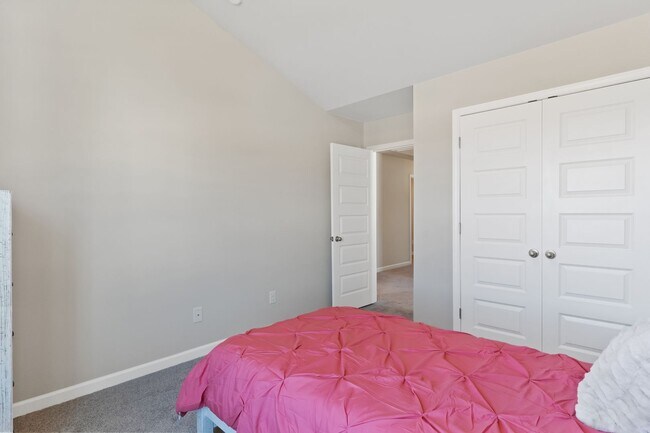 Building Photo - 3 BEDROOM TOWNHOME IN OAKWOOD! Rabun Floorplan