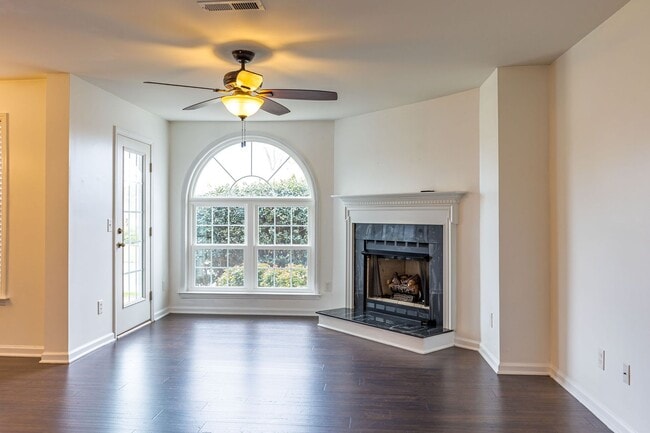 Building Photo - Gorgeous modern Main Level 2 bedroom 2 bath condo in SW Greensboro off W. Wendover.