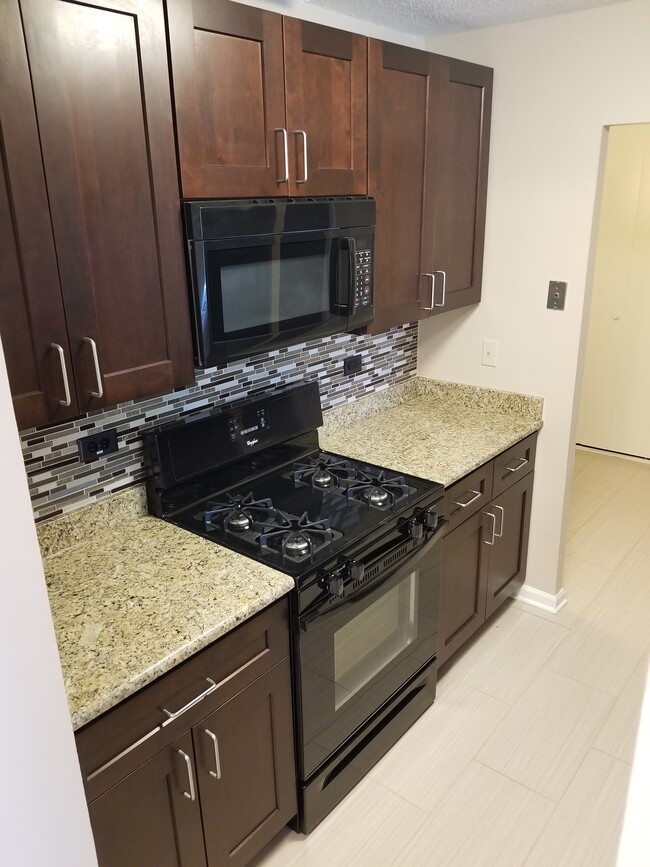 Updated kitchen - 300 W Fullerton Ave