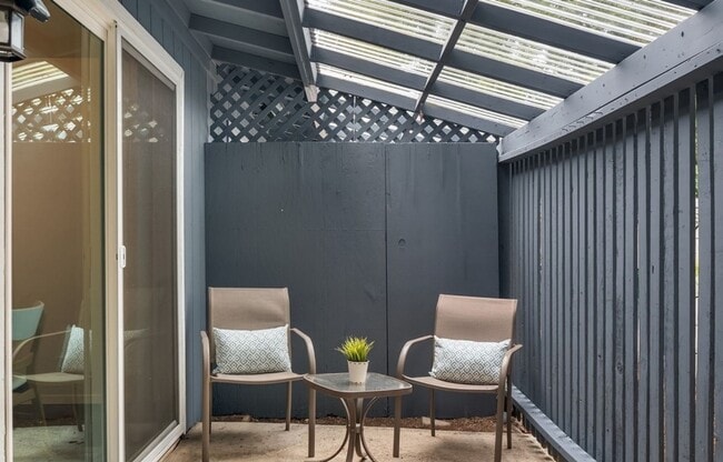 Building Photo - Modern 2 Bed, 1 Bath Duplex in Prime Olde ...