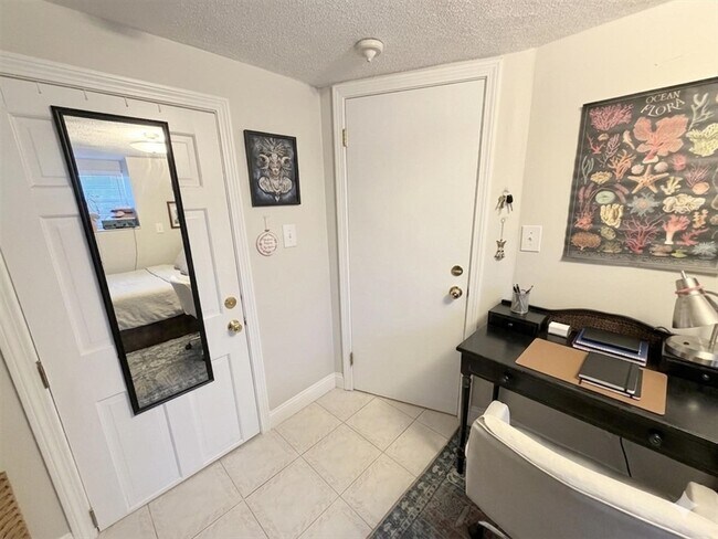 Building Photo - 519 Main St