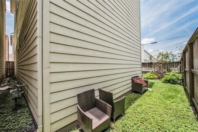 Building Photo - 3662 Main Plaza Dr