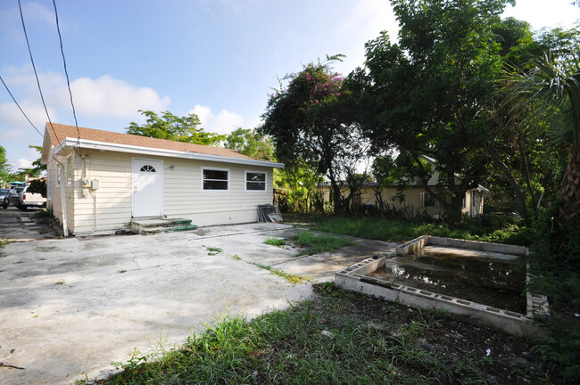 Building Photo - 3 Bedroom 1 Bathroom Single Family House