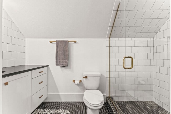 Building Photo - Experience Elegance and Comfort: Spacious ...
