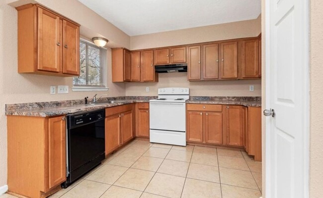 Building Photo - 4 Bedroom Home with 2 Bath and large back ...