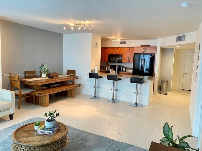 Building Photo - 1155 Brickell Bay Dr