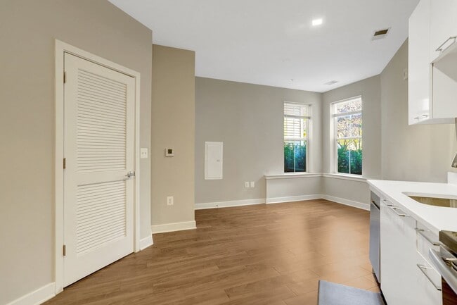 Building Photo - 1 bedroom 1 bathroom condo available immed...