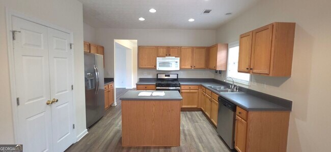 Building Photo - 838 Pond View Ct