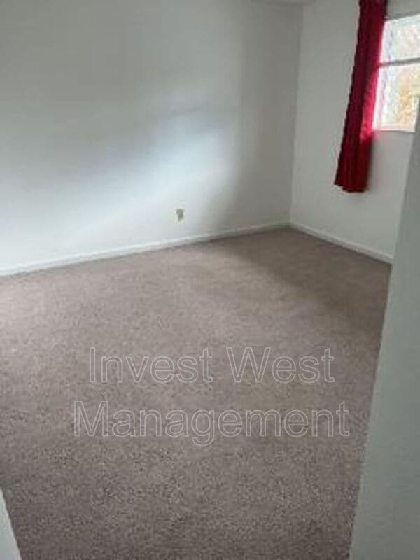 Building Photo - 710 NE 15th Ave