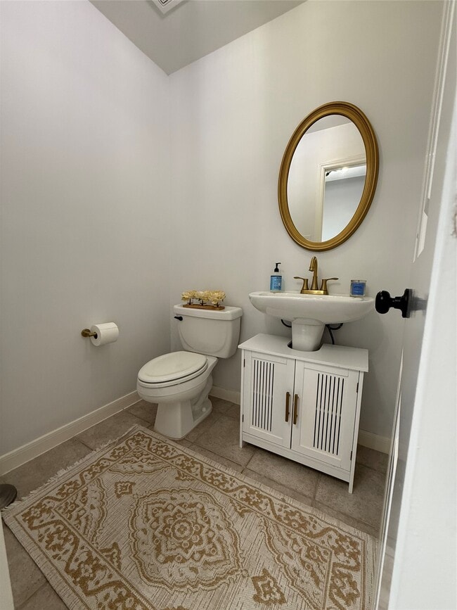 Building Photo - 1702 Tuam St