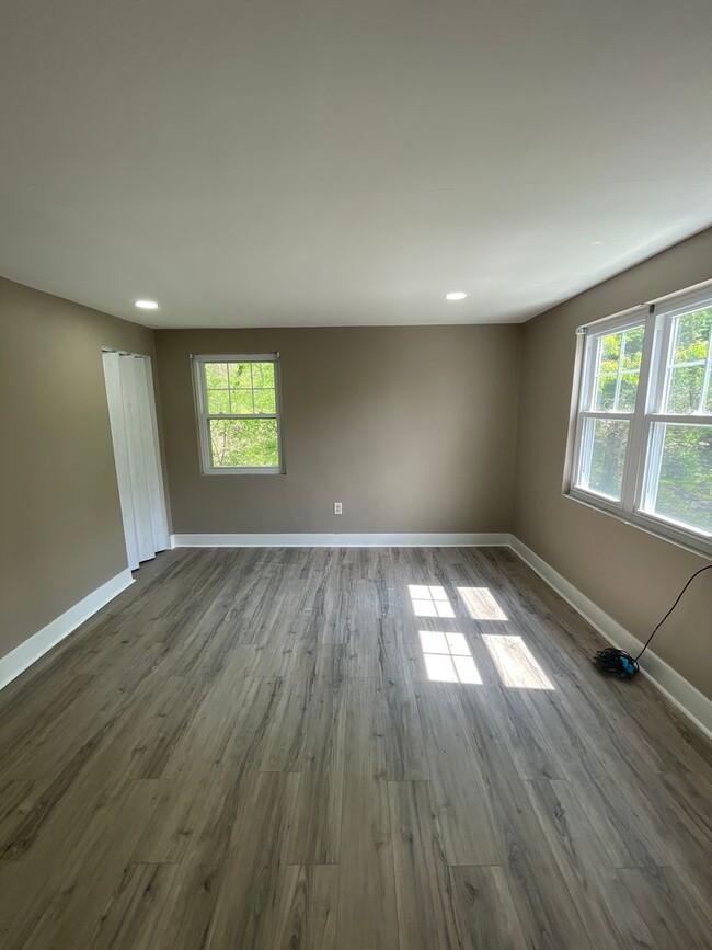 Building Photo - Beautifully renovated 5 bed 2 bath home re...