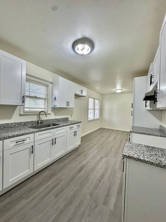 Building Photo - Charming 3-Bedroom Home w/ Fully Renovated...