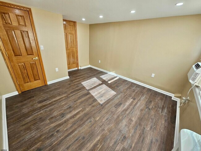 Building Photo - 7 S Laclede Pl