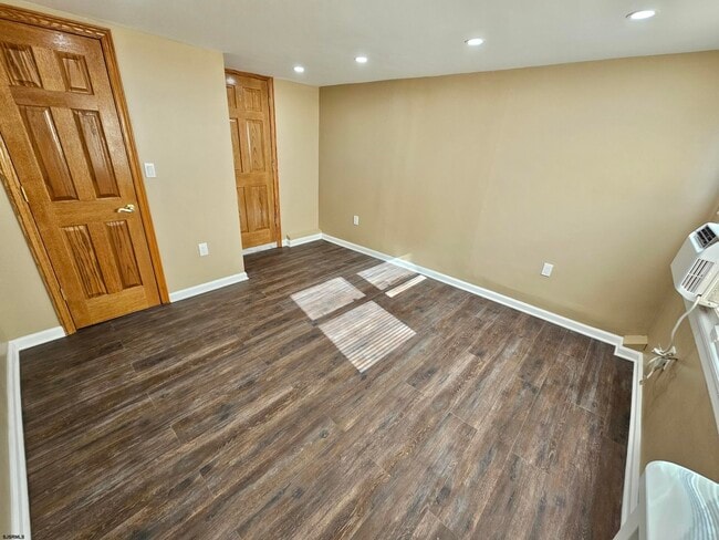 Building Photo - 9 S Laclede Pl