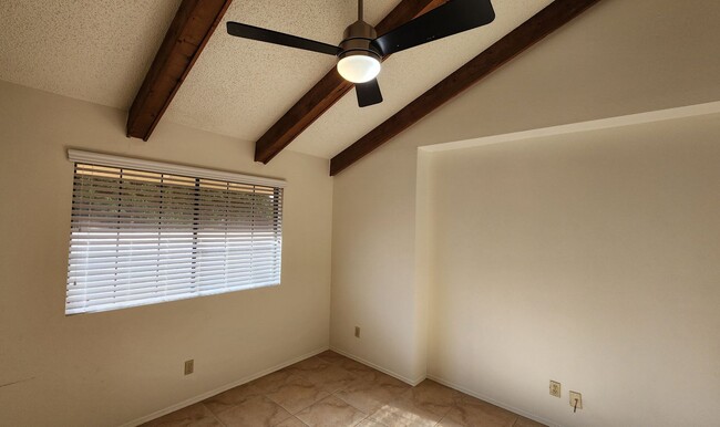 Building Photo - 2 Bedroom Condo Unit in the Amber Hills Co...