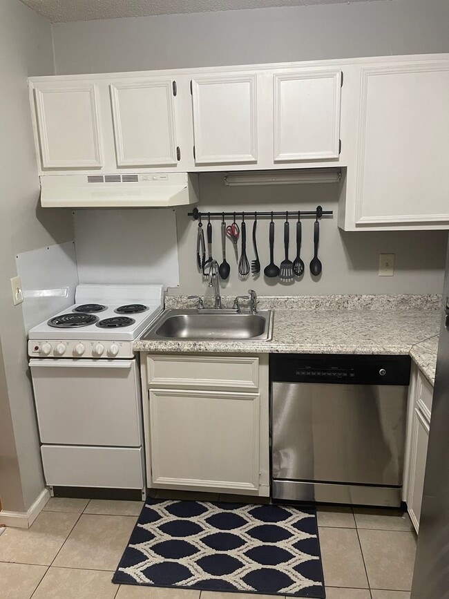 Building Photo - Fabulous 1BR Furnished Duplex