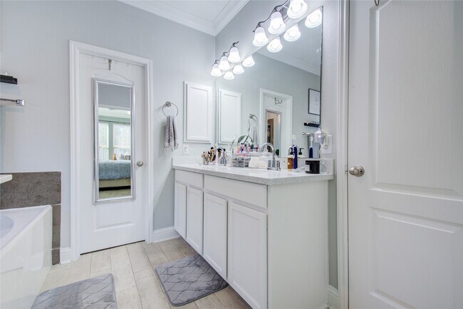 Building Photo - 19 Canterborough Pl