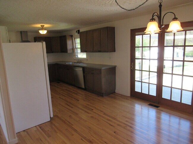 Building Photo - Charming 3-Bedroom Brick Home for Rent on the West Side of Lincolnton!