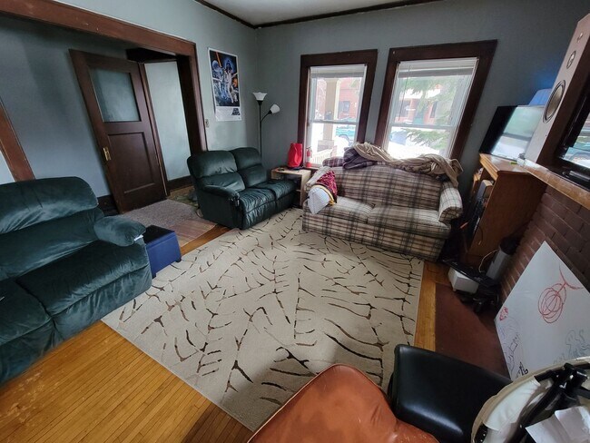 Building Photo - AVAILABLE JUNE -  4 Bed 1 Bath Townhome