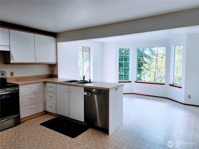 Building Photo - 8542 Battle Point Dr NE