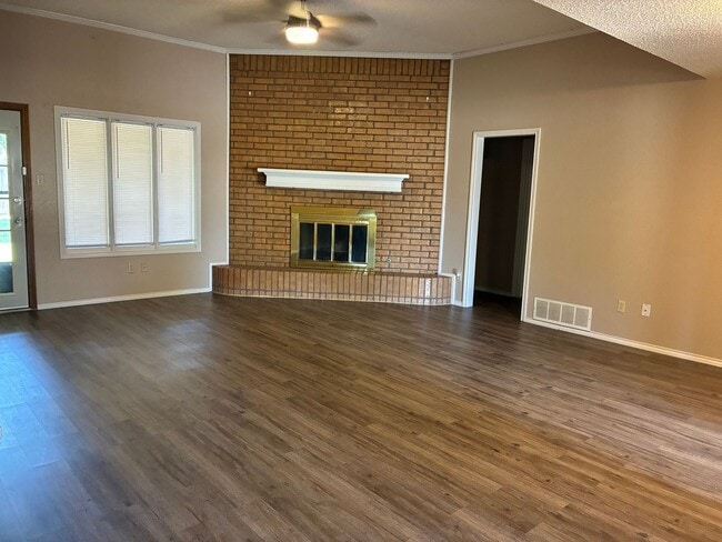 Building Photo - Three bedroom, two bath home available for lease!