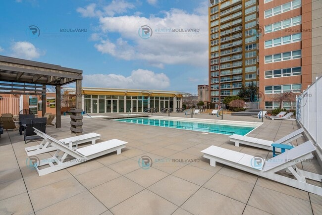 Building Photo - Modern 1 Bedroom 1 Bath Luxury Condo at Th...
